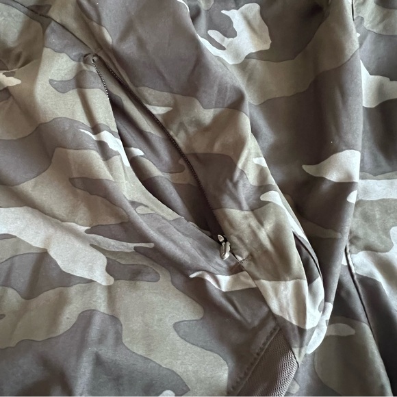 Athleta printed MESH RACER RUN SHORTS 4" CAMO Size 1x - Picture 8 of 13